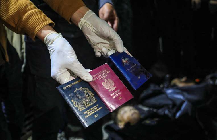 Pasaportes de los seis trabajadores fallecidos durante el ataque israelí en Gaza / AFP