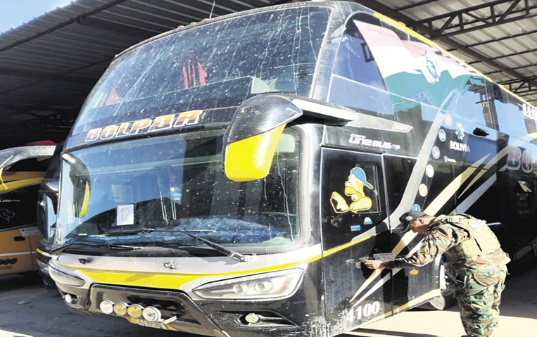 Uno de los buses secuestrados es verificado por policías