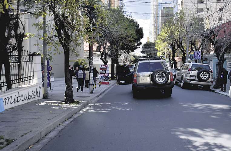 Vehículo sin placa abandona la sede de periodistas donde habló Villegas/APG