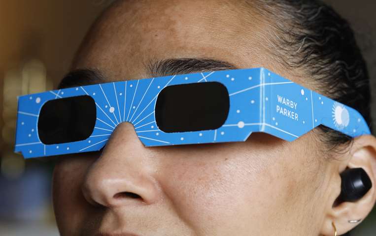 Warby Parker ofrecerá gafas gratuitas certificadas para ver el eclipse / AFP