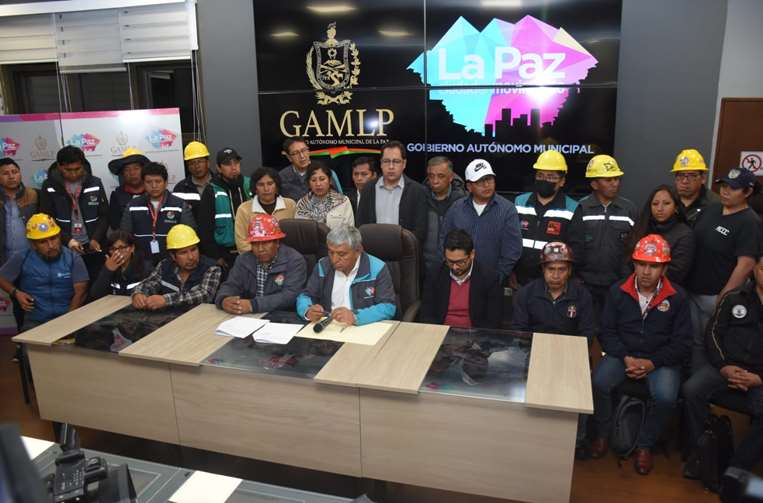 Alcalde de La Paz, trabajadores municipales y representantes de la COD firman acuerdo. APG