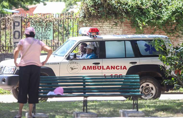 El alcalde Jhonny Fernández llegó manejando la ambulancia / Foto: GAM