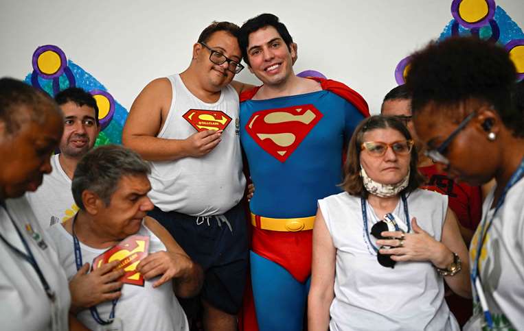 El brasileño Leonardo Muylaert, vestido de Superman, con pacientes/Foto: AFP