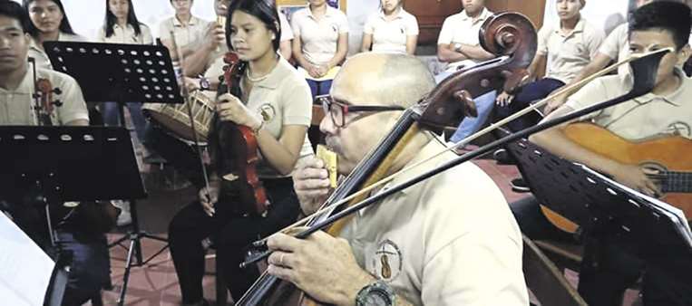 El director cubano Eduardo Silveira toca un yaseromanka
