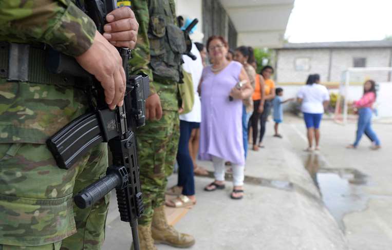 Militares custodian zona de votación en Ecuador /Foto: AFP
