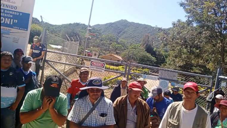 Comunarios de Comarapa fuera de la planta gasífera Oconi/Foto: Soledad Prado
