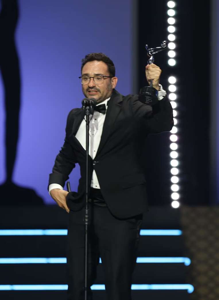 Juan Antonio Bayona recibiendo el premio a Mejor Director