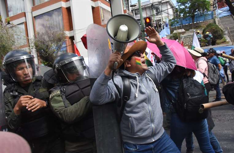 Maestros marchan en La Paz y exigen respuesta a su pliego petitorio. Foto: APG