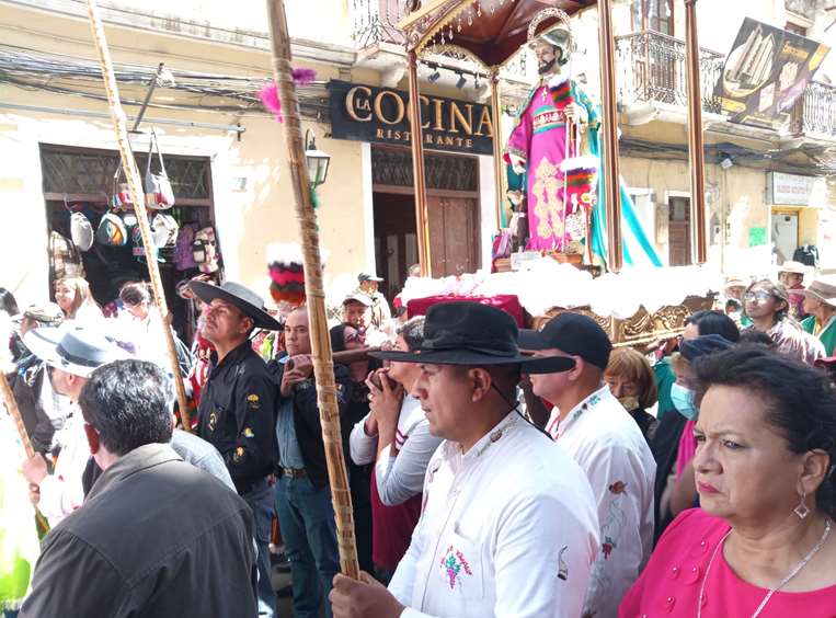 Procesión con el santo patrono de San Roque en Tarija