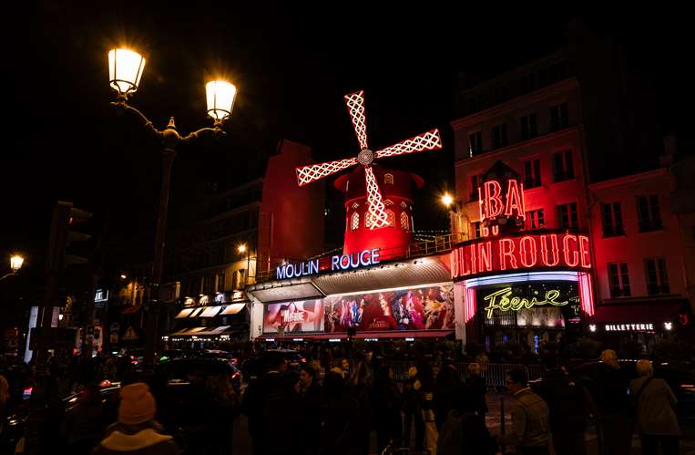 Vista exterior nocturna del cabaré musical Moulin Rouge en París / АФП