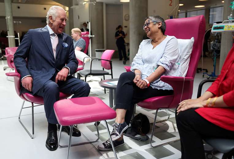 El rey Carlos III conversa con una paciente con cáncer / AFP