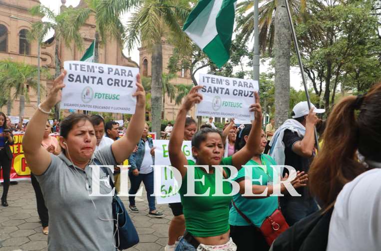 Marcha de maestros urbanos en Santa Cruz. Foto: Juan Carlos Torrejón