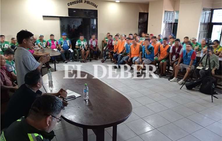 Los internos reunidos en el comedor policial de la Gobernación / Foto: Miguel Surubí