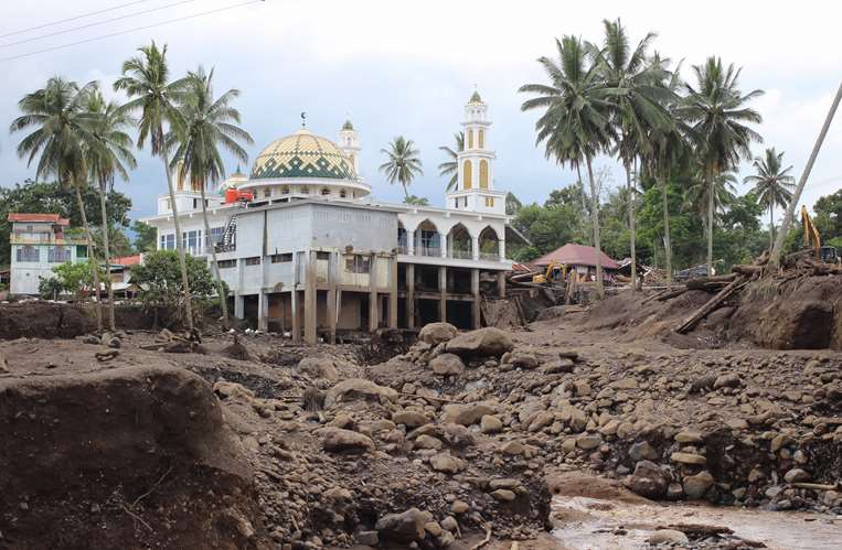 Una mezquita rodeada de escombros después de las inundaciones / AFP