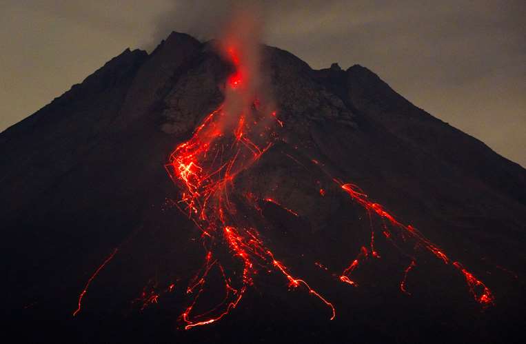 El volcán monte Merapi arrojando lava en sus laderas / AFP