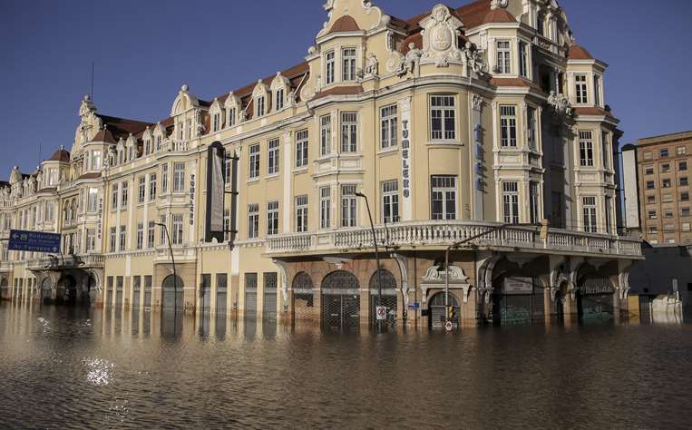 Calles inundadas en el centro histórico de la ciudad de Porto Alegre / AFP