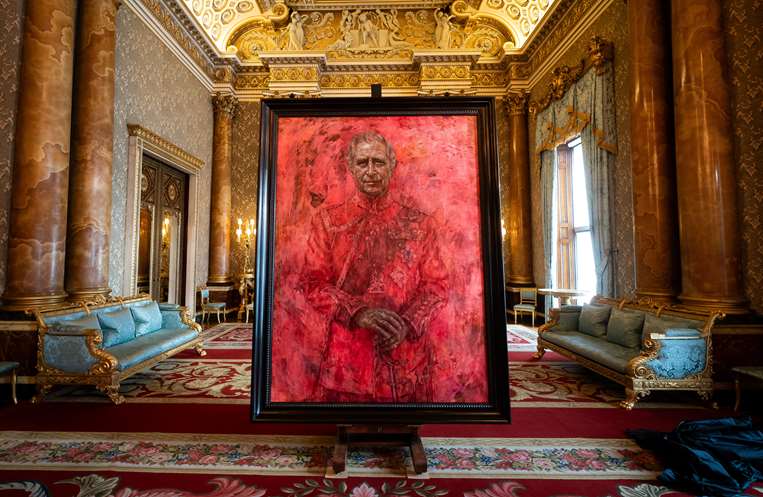 El artista británico Jonathan Yeo realizó el retrato oficial del rey Carlos III / AFP
