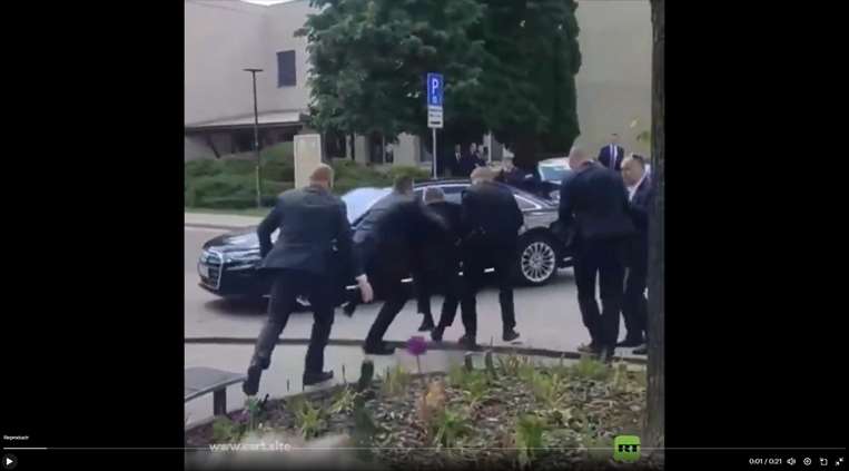 Guardias de seguridad llevan hasta un carro al herido primer ministro Robert Fico