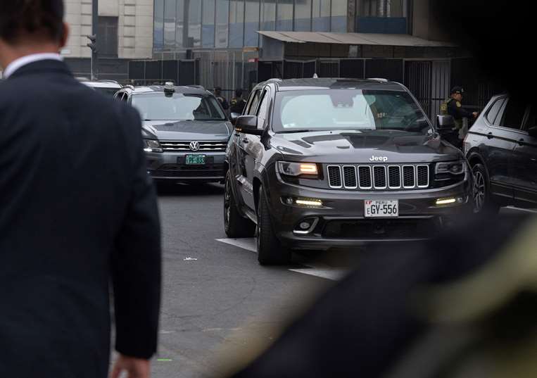 La caravana de la presidenta Dina Boluarte llega a la Fiscalía / AFP