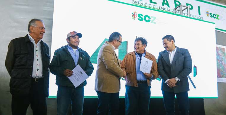El gobernador Mario Aguilera distingue a funcionarios del Searpi/Foto: Gobernación