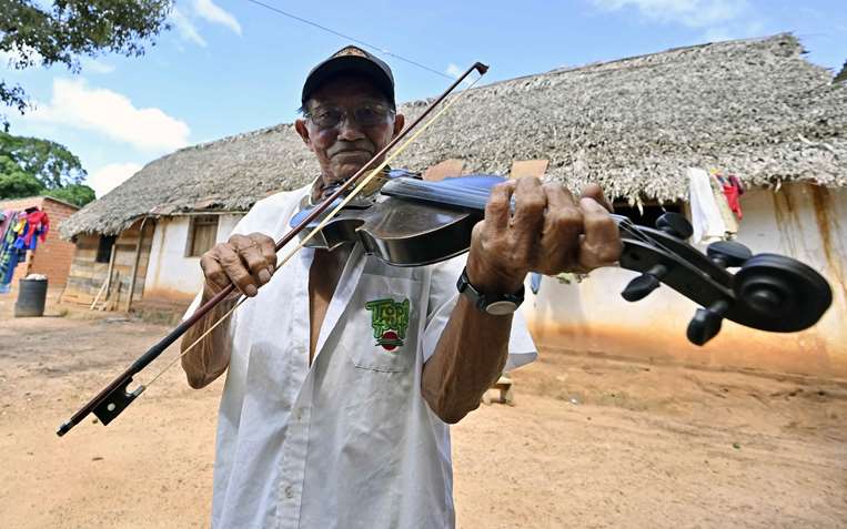 Hildeberto Oreyai, fabrica violines en Urubichá /Foto: AFP