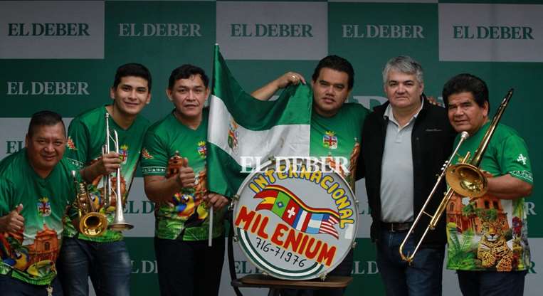 Sandro Ibáñez (Agrobol) y los integrantes de la banda Milenium / Ricardo Montero