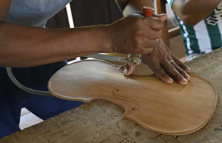 Violines hechos por manos guarayas /Foto: AFP