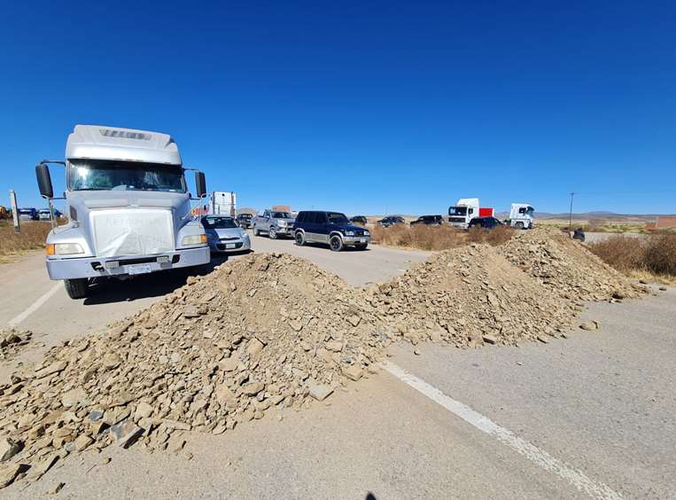 Con montículos de escombros bloquearon la carretera La Paz-Oruro / Emilio Huascar - APG