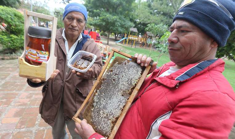 Productores y carpinteros con las reservas de miel para el invierno. Foto: Fuad Landívar