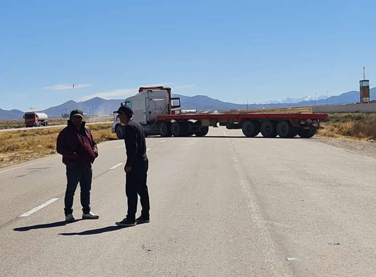 Transportistas bloquean la carretara Oruro-La Paz / Foto: Emilio Huascar-APG