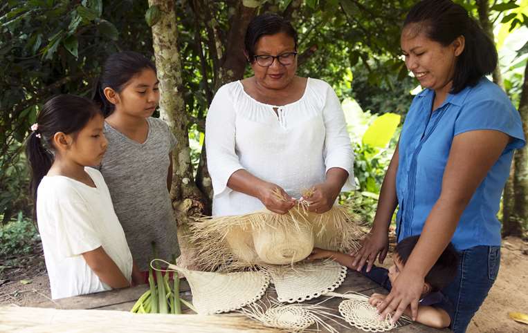 María Jesús Velarde. Presidenta de Artecampo, enseña a tejedoras de palma jipijapa