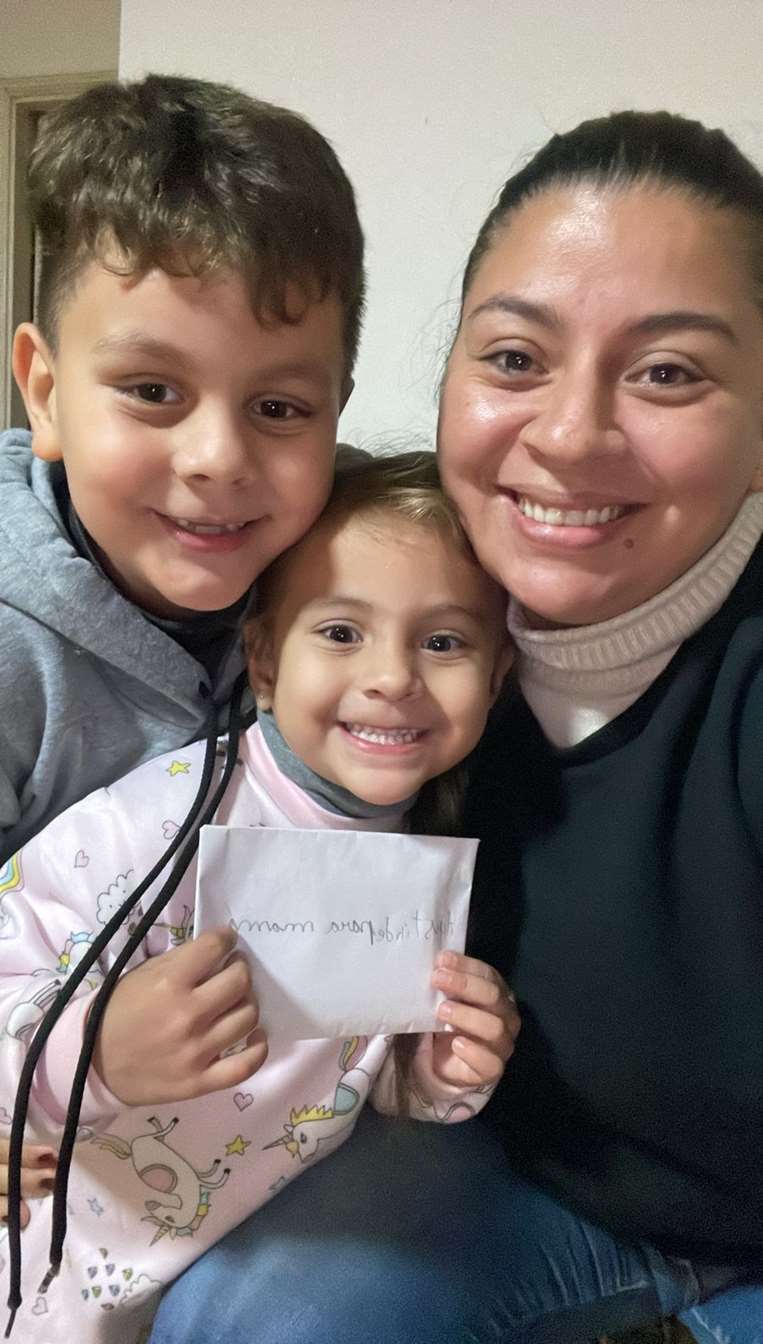 Carolina Parada Rivero con sus hijos Agustín y Paulina Saucedo