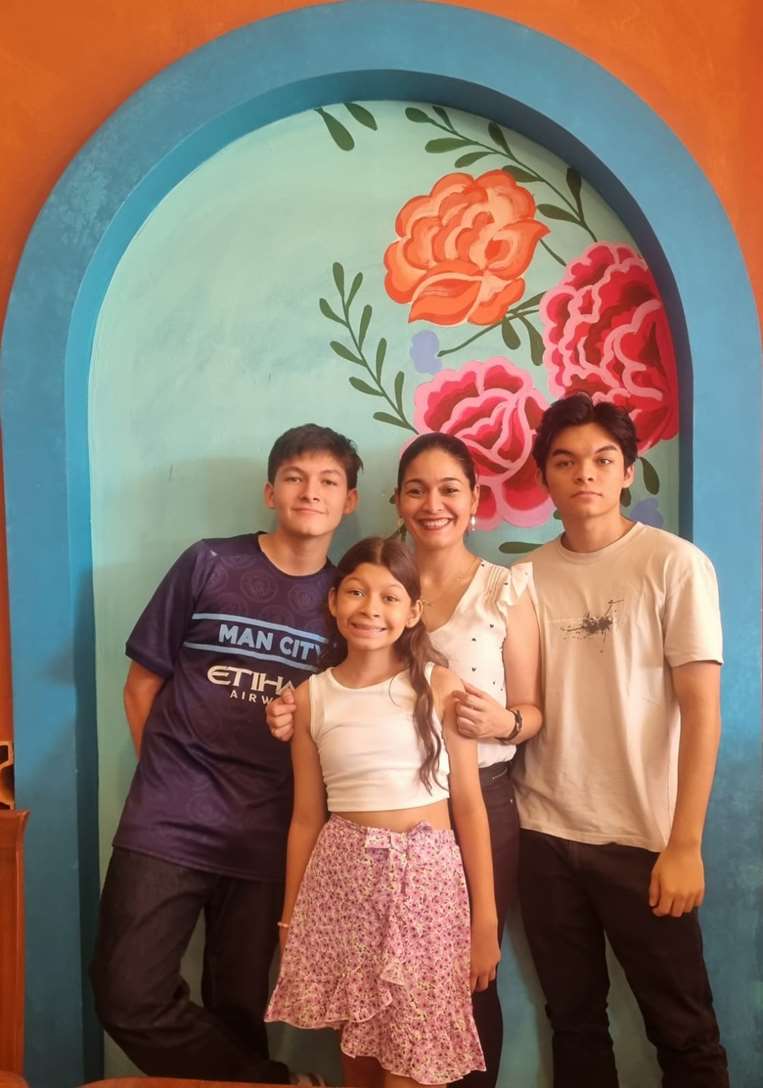 Liliana Parada Rivero con sus hijos Emiliano, Leonardo y Luciana Rivero