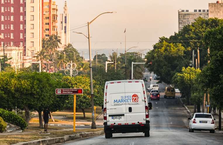Una camioneta de reparto circula en La Habana / AFP