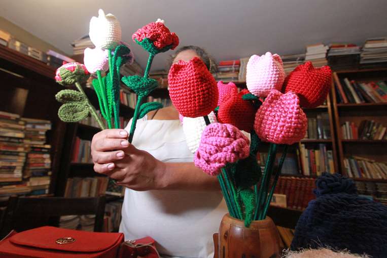 Ramos flores y tulipanes hechos por una madre del PC-2 / Foto: Jorge Gutiérrez