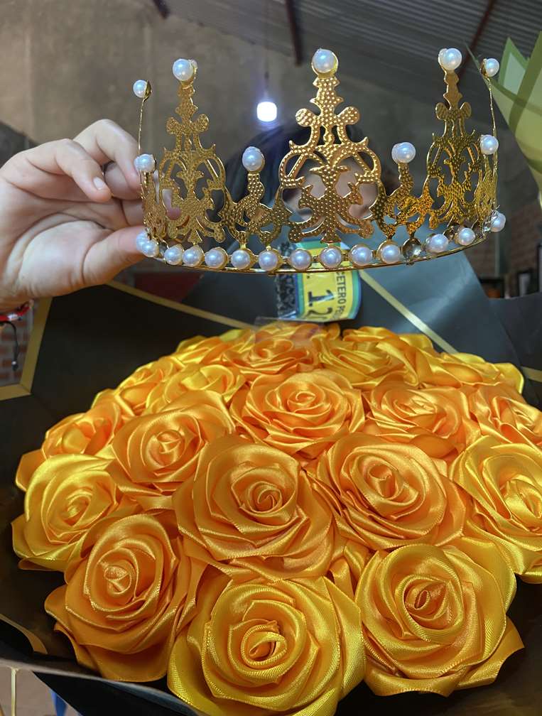 Un ramo de flores amarillas con una corona para la reina del hogar / Foto: Ricardo Montero