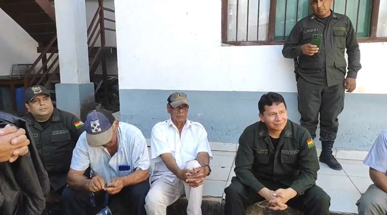 El comandante de la Policía de Beni se reunió con pobladores/Foto: Jarajorechi Noticias