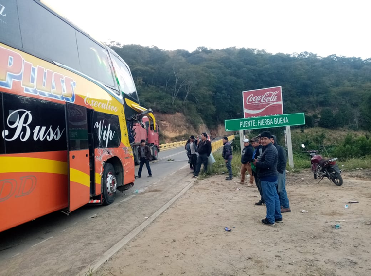 Un bus chocó contra un camión varado cerca en Hierba Buena (Mairana)