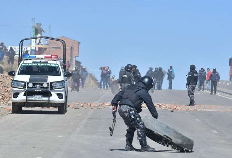 El momento que la Policía levantó el bloqueo. Foto: APG