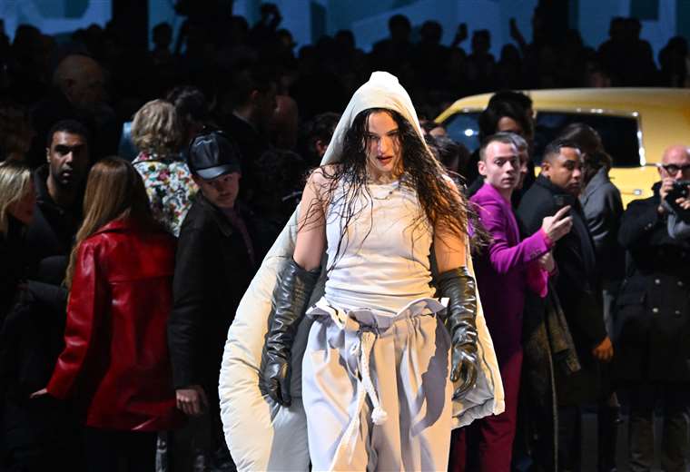 Rosalía sale 'coroná' de París con un espectacular desfile de Louis Vuitton