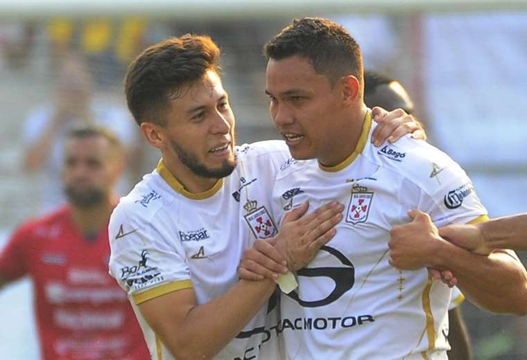 Real Santa Cruz logra una contundente victoria en Cochabamba ante Aurora  (2-4) y sigue soñando con la clasificación