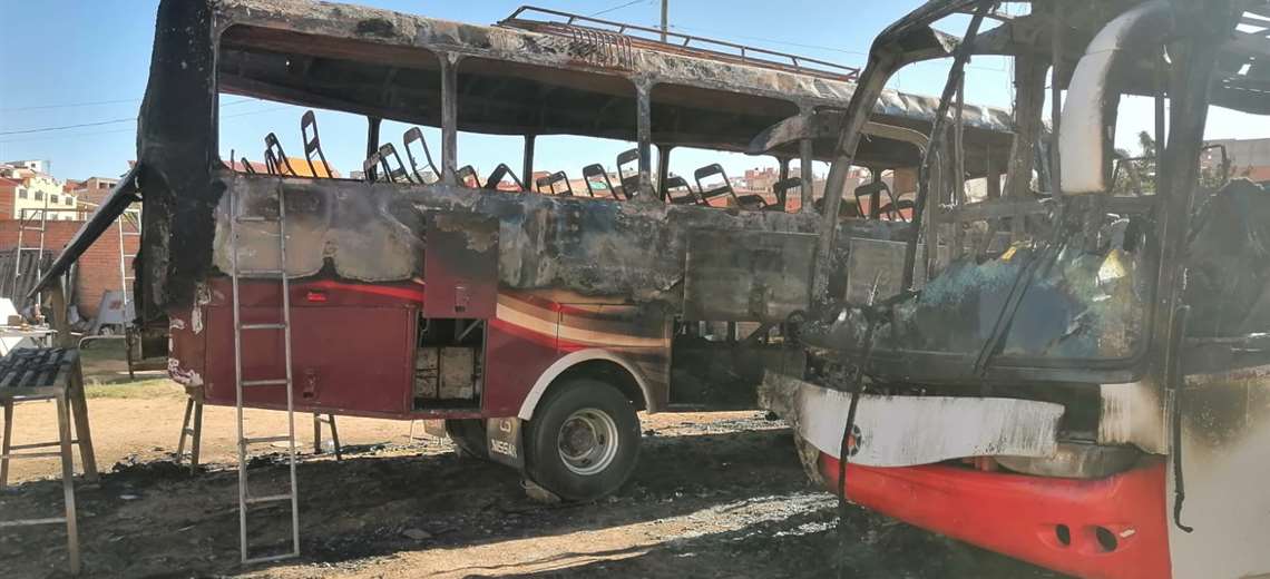 Sucre: Fire destroys two buses; it all started when they welded a piece of iron in a workshop