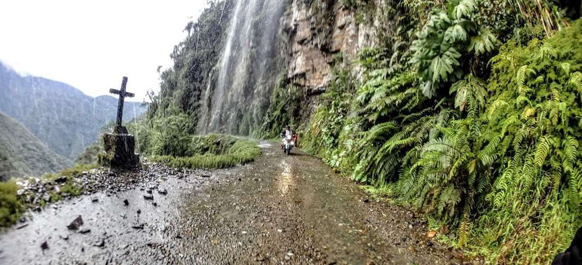 They rescue the body of a young man who fell into a 170-meter ravine in Los Yungas