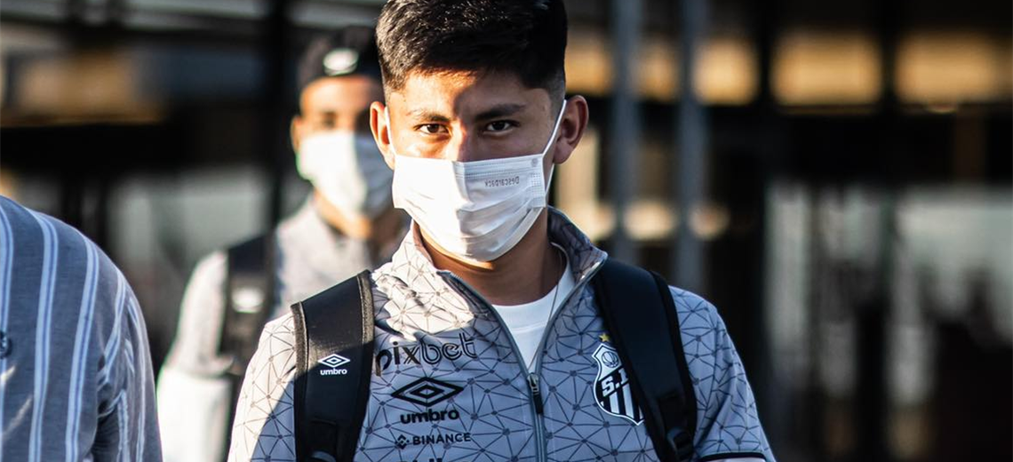 Miguel Terceros arrived with Santos to face Blooming in the South American