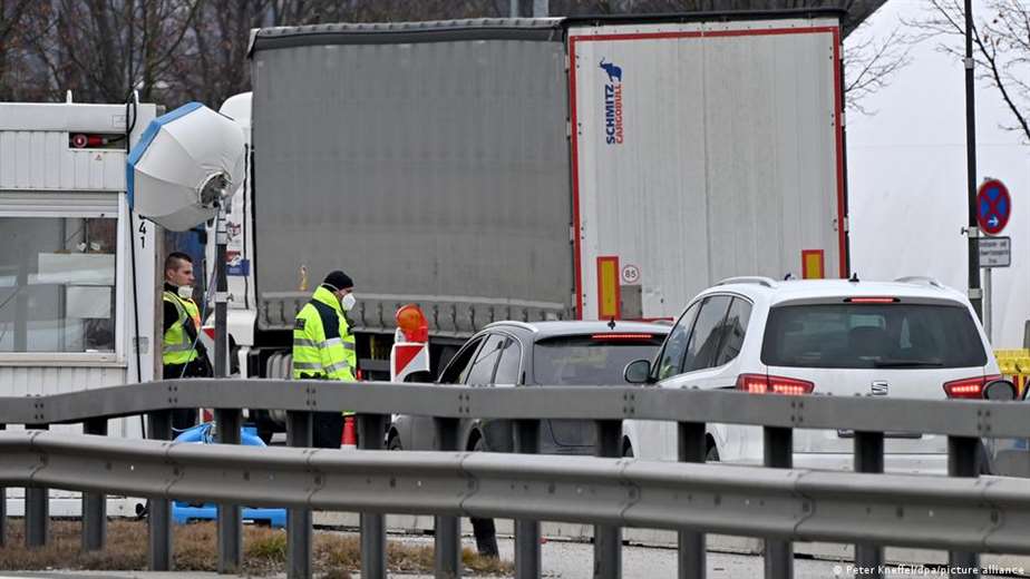 35 refugees found with hypothermia in a truck in Austria