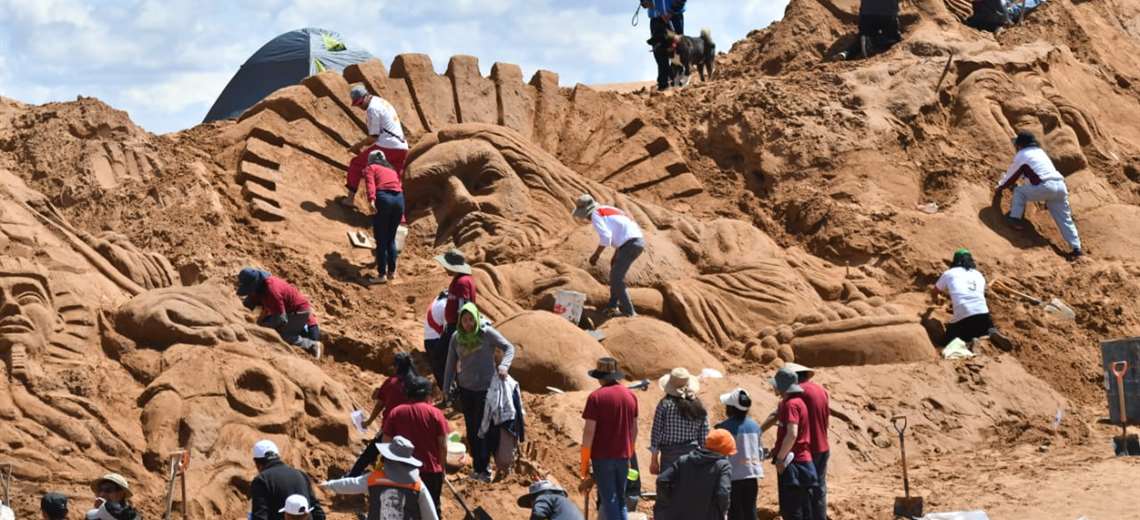 International media highlight sand sculptures in Oruro