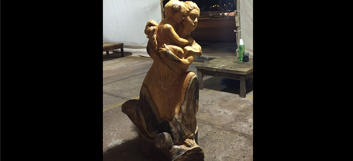 The work "Mother", by the sculptor Rubén Mamani from La Paz, wins the live wood carving contest of Casa Design Center