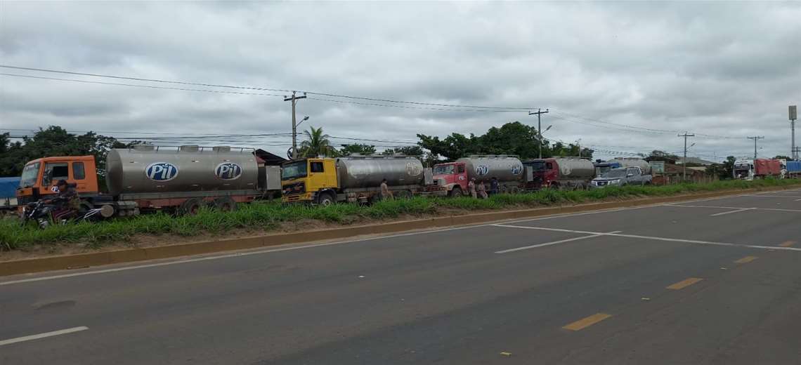 Blockade on the north route limits the passage of cane to the Guabirá sugar mill and fluid milk to the PIL Andina collection plant