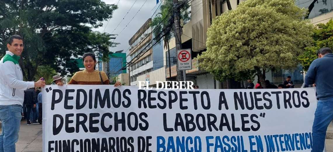 Fassil bank workers block the first ring to demand payment of their salaries and social benefits