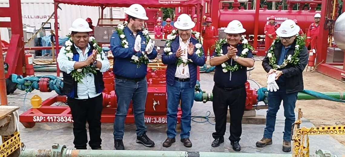 Arce opens the valves of the Yope-XI well that will initially produce 1.4 million cubic feet of gas per day